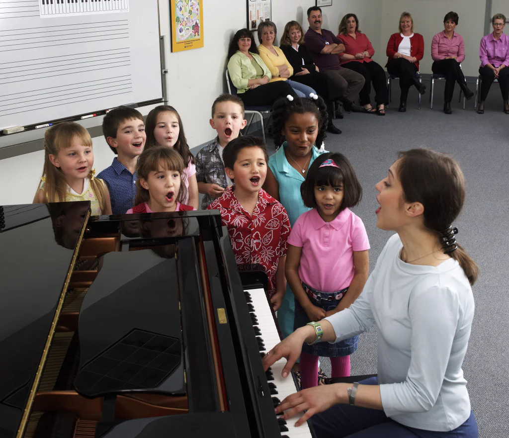 ymes class singing at piano
